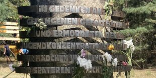 Der Schriftzug an einem Gedenkstein erinnert an die Opfer des Jugend KZs