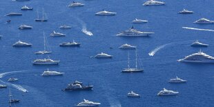 Viele Yachten auf blauem Meer.