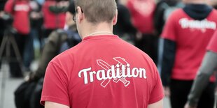 Ein Demonstrant der Partei Der dritte Weg trät ein T-Shirt mit der Aufschrift Tradition