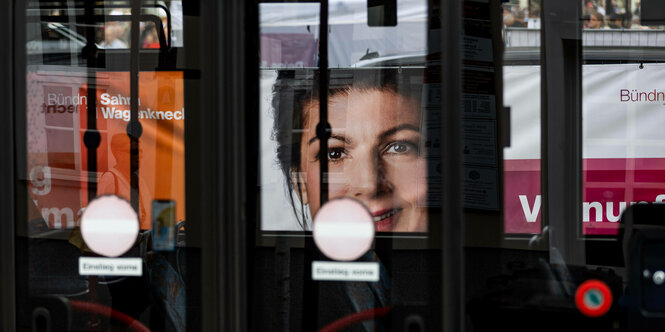 Das Gesicht von Sahra Wagenknecht auf dem Bus der Thüringer Wahlkampftour