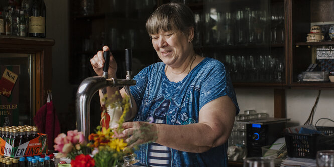 Claudia Ehrenhard zapft ein Bier