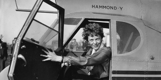 Amelia Earhart sitzt im Cockpit eines Stearman Hammond Flugzeugs