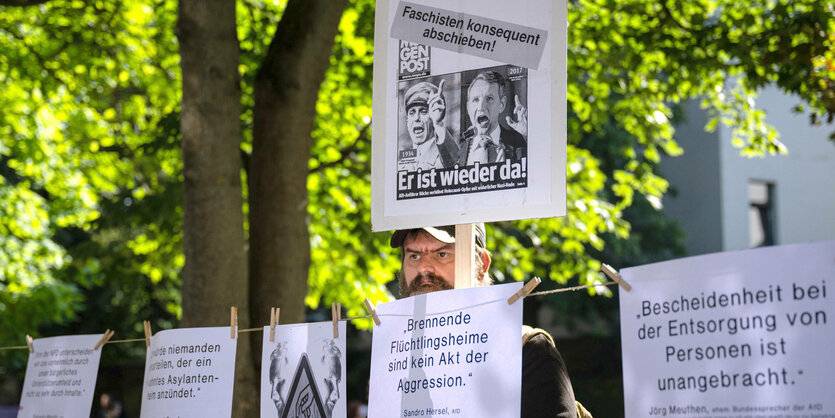 Ein Gegendemonstrant hält ein Schild mit der Aufschrift «Faschisten konsequent abschieben!» und Bilder von Joseph Goebbels und AfD-Spitzenkandidat Björn Höcke hoch