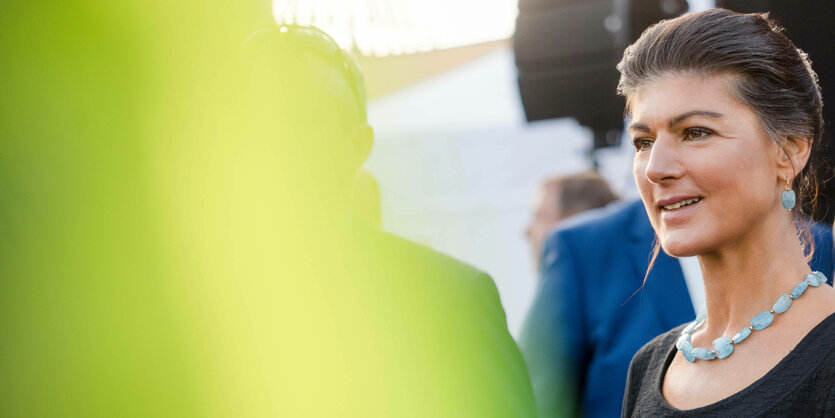 Sahra Wagenknecht steht nach einer Wahlkampfveranstaltung auf dem Platz der Deutschen Einheit in Suhl