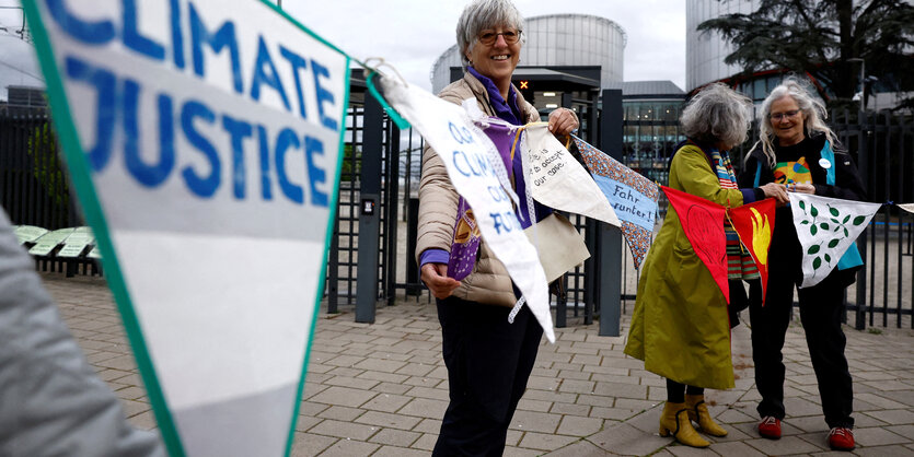 Die KlimaSeniorinnen protestieren vor dem Europäischen Gerichtshof für Menschenrechte in Strasbourg