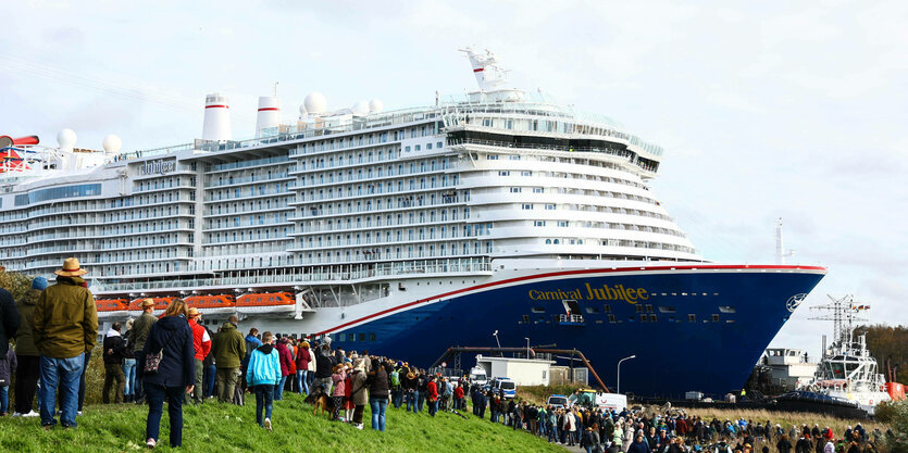 Überführung der Carnival Jubilee aus der Meyer Werft über die Ems in die Nordsee