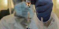 Medizinier mit Polio-Impfspritze