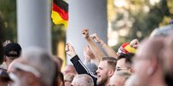 Mann mit deutschlandflagge bei afd Kundgebung