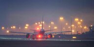 Ein Flugzeug startet vom Flughafen Leipzig/Halle