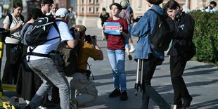 Protest gegen die Verhaftung von Pawel Durow nahe der französischen Botschaft in Moskau