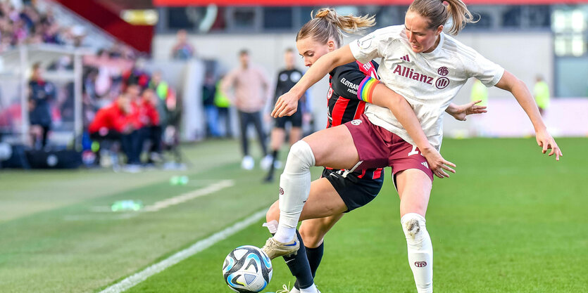 Laura Freigang und Sydney Lohmann im Zweikampf nahe der Seitenlinie