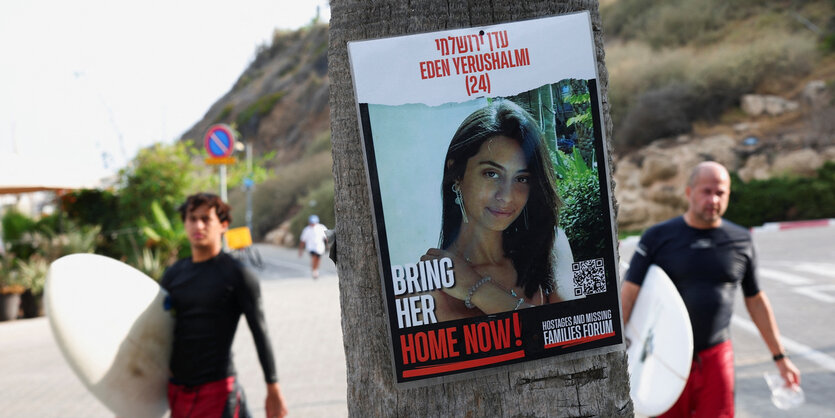 Ein Plakat zeigt eine junge Frau mit dunklen Haaren