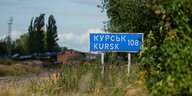 Ein Schild mit der Aufschrift "Kursk 108 km" steht an der russisch-ukrainischen Grenze