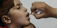 Ein Kind in Gaza bekommt eine Tröpfchen-Polio-Impfung