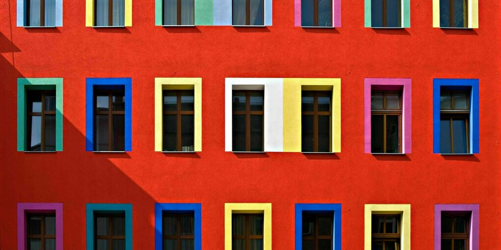 Ein rotes Haus mit bunten Fenstern