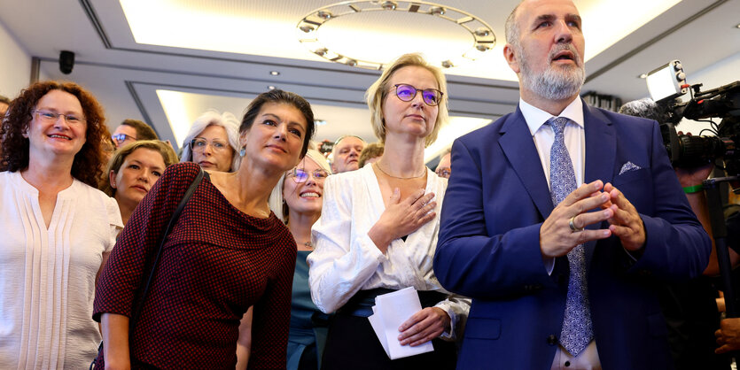 Katja Wolf (2. von rechts) mit Sahra Wagenknecht auf der Wahlparty der BSW