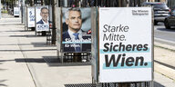 Wahlplakate im städtischen Raum zur Nationalratswahl 2024 in Österreich