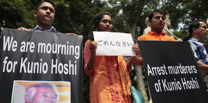 Mit Palakaten trauern Demonstranten um den ermordeten Japaner Kunio Hoshi