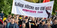 Teilnehmer einer Demonstration protestieren gegen eine Wahlparty von AfD-Unterstützern zu den Landtagswahlen in Sachsen und Thüringen mit einem Banner mit der Aufschrift «Björn Höcke ist ein Nazi» in Berlin-Blankenburg.