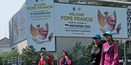 Große Plakatwände begrüßen in Indonesiens Hauptstadt Jakarta Papst Franziskus