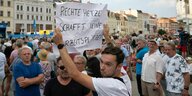 Ein junger Mann hält während einer Demonstration gegen die AfD ein Plakat hoch: Rechte Hetze schafft keine Arbeitsplätze