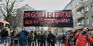 "Görli bleibt auf - Nein zur Symbolpolitik" steht auf dem Banner, das die Teilnehmer einer Demonstration gegen eine Umzäunung und nächtliche Schließung des Görlitzer Parks zeigen.