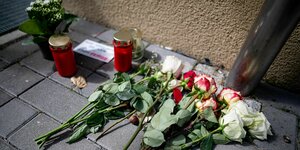 Rosen für Femizide, liegend auf Straßenpflaster