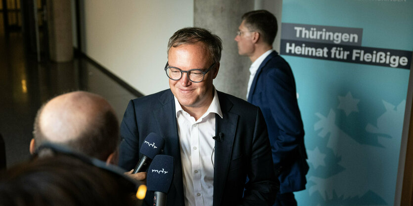 CDU-Chef Mario Voigt am Dienstagabend vor Journalist*innen in den Fraktionsräumen der CDU im Landtag