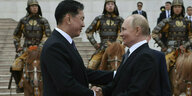 Der russische Präsident Wladimir Putin (r) und der mongolische Präsident Uchnaagiin Chürelsüch nehmen an einer Begrüßungszeremonie auf dem Sukhbaatar-Platz in Ulan Bator, Mongolei teil.