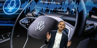 Oliver Blume, Vorstandsvorsitzender der Volkswagen AG spricht bei der Jahrespressekonferenz 2024 der Volkswagen Group.