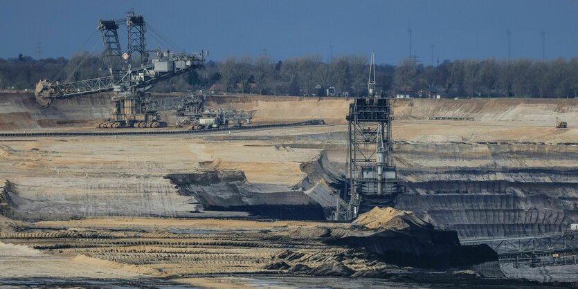 Bagger stehen im Braunkohletagebau Garzweiler