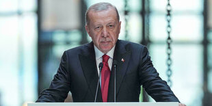 Der türkische Präsident Erdogan steht an einem Rednerpult.