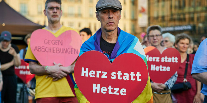 Menschen nehmen an einer Gedenkdemonstration zu Solingen unter dem Motto «Islamismus bekämpfen, Asylrecht verteidigen» vor dem Brandenburger Tor teil.