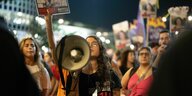 Angehörige, Freunde und Unterstützer der israelischen Geiseln, die von der Hamas im Gazastreifen entführt wurden, rufen bei einer Demonstration in Tel Aviv Slogans.