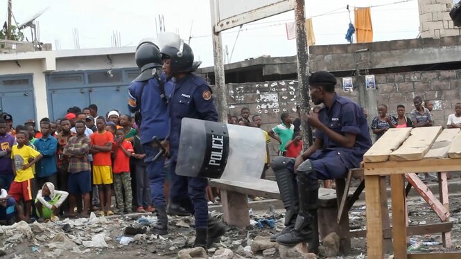 Dieses Bild aus einem Video zeigt Polizeibeamte vor dem Makala-Gefängnis in Kinshasa, Demokratische Republik Kongo.