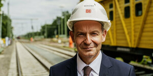 Volker Wissing (FDP), Bundesminister für Digitales und Verkehr, steht auf der Baustelle im Abschnitt Bahnhof Mörfelden/Walldorf.