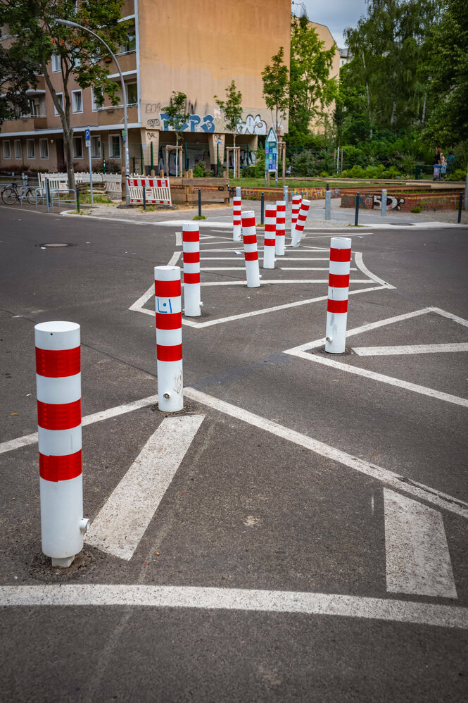 rot-weiß-gestreifte Poller trennen eine Strasse ab