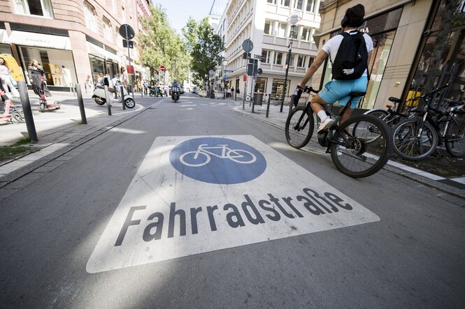 Großes Schild auf der Strasse,Fahrradstraße