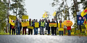 Protestierende in Lingen halten Schilder gegen den Deal mit dem russischen Staatskonzern Rosatom hoch.