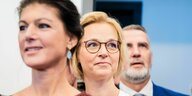 Zu sehen sind die Köpfe der BSW-Vorsitzenden Sahra Wagenknecht und ihres ihres Thüringer Spitzenpersonals, Katja Wolf und Steffen Schütz