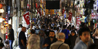 Menschen drängen sich auf dem Großen Basar in Istanbul