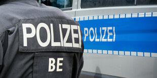 Polizei vor Polizeiauto