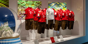 Bayern-München-Trikots und Lederhosen in einer Ausstellung