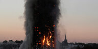 Der brennende Grenfell Turm in London mit starker Rauchentwicklung