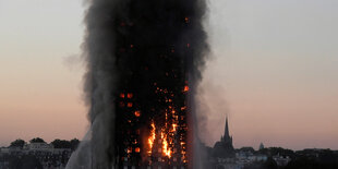 Der brennende Grenfell Turm in London mit starker Rauchentwicklung