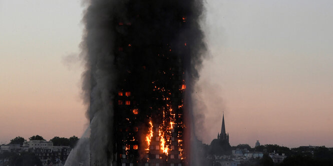 Der brennende Grenfell Turm in London mit starker Rauchentwicklung