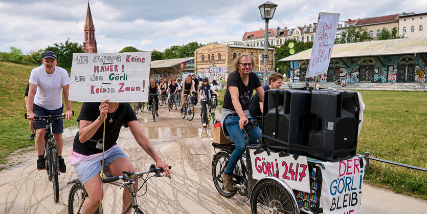 Fahrrad-Demo gegen den Zaun-Bau