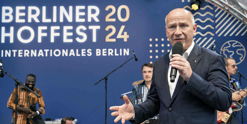 Berlins Regierender Bürgermeister Kai Wegner (CDU) beim Hoffest