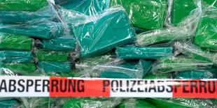 Päckchen mit Kokain, beschlagnahmt von der Polizei