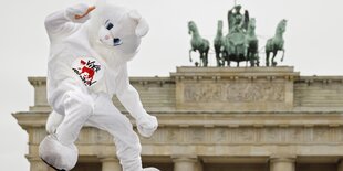 Weißes Kaninchen vor Brandenburger Tor